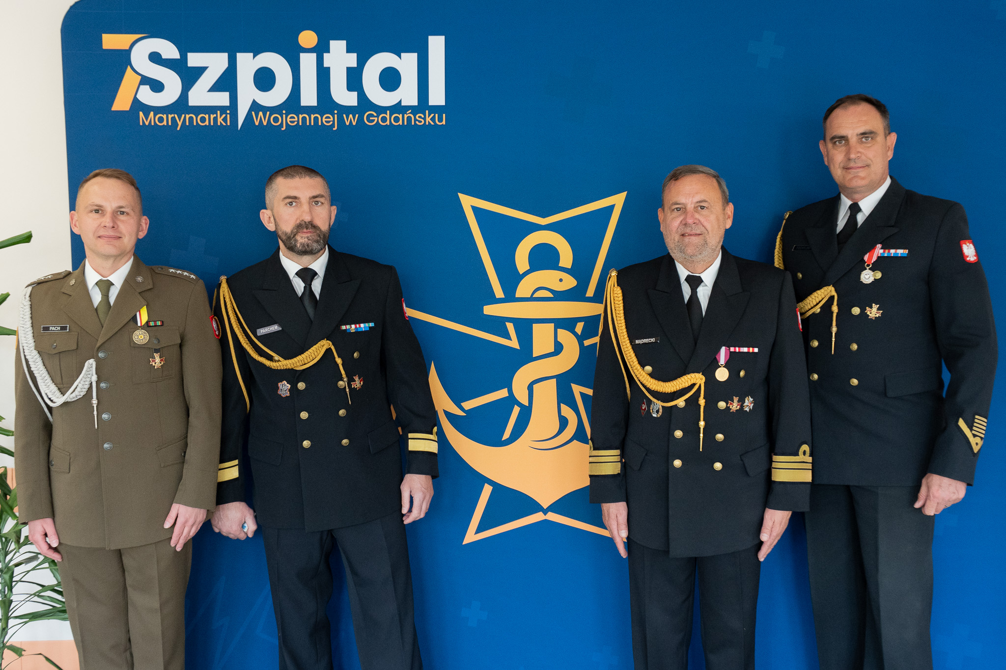 Uroczysta zbiórka z okazji 94. rocznicy 7 Szpitala Marynarki Wojennej oraz Święta Konstytucji 3 Maja – obraz
