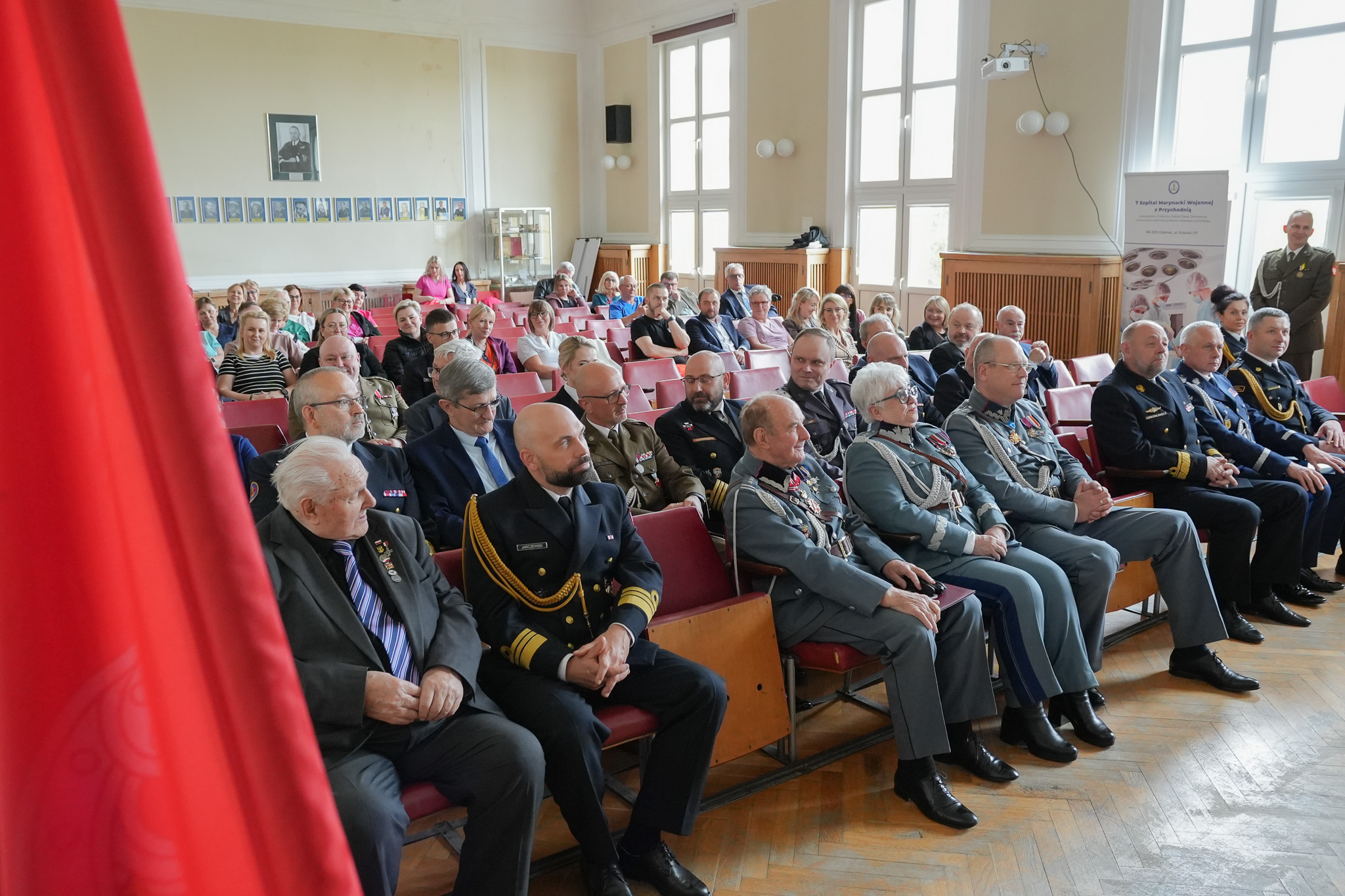 Uroczysta zbiórka z okazji 94. rocznicy 7 Szpitala Marynarki Wojennej oraz Święta Konstytucji 3 Maja – obraz